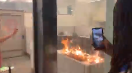 美国参与示威的黑人们自己也开始杀无辜的平民了!