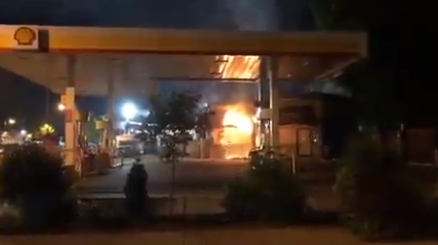 美国参与示威的黑人们自己也开始杀无辜的平民了!