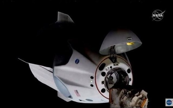 终于成功 SpaceX载人龙飞船与国际空间站对接完成