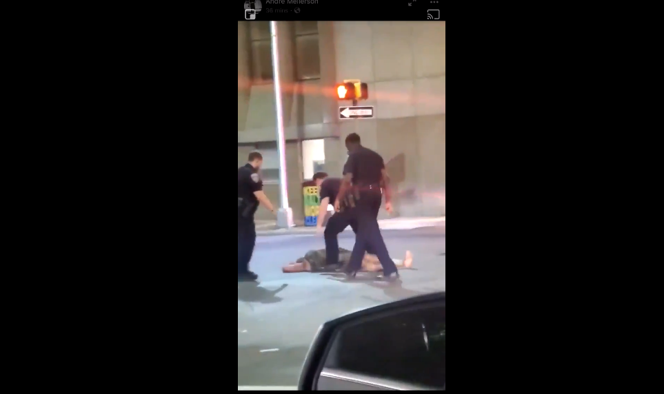 女子被击倒在地。（视频截图）