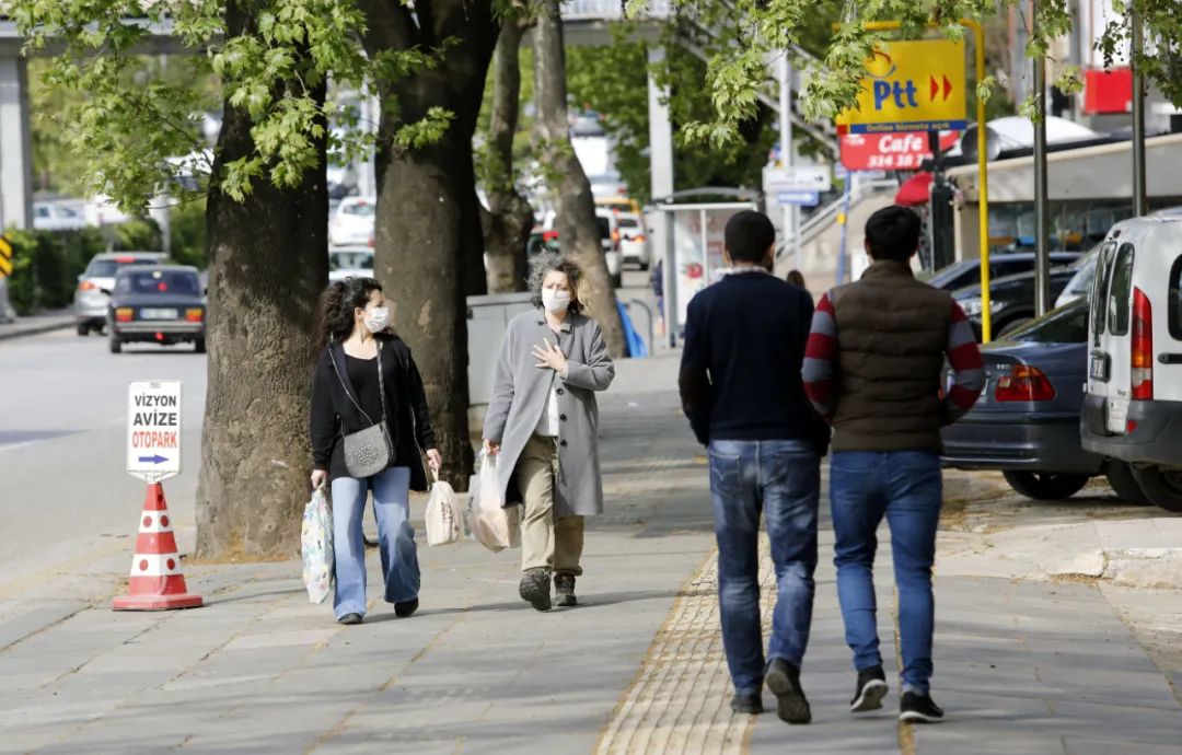5月4日,人们戴着口罩在土耳其安卡拉街头行走。新华社发(穆斯塔法·卡亚摄)