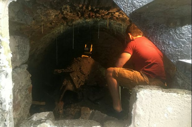 隔离中无聊凿墙 英国男子在自家发现百年前神秘