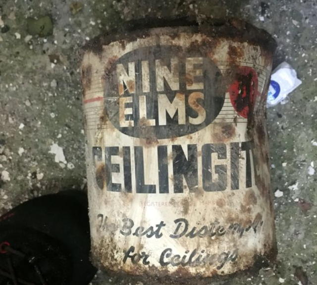 隔离中无聊凿墙 英国男子在自家发现百年前神秘