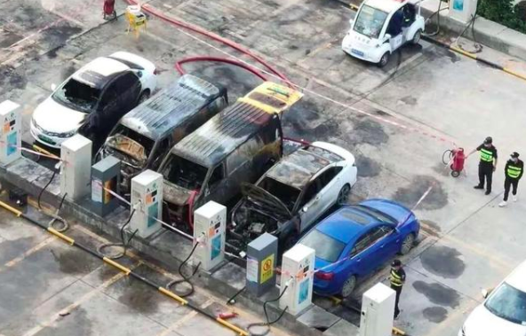 五问充电站起火爆炸:电动汽车自燃谁买单?