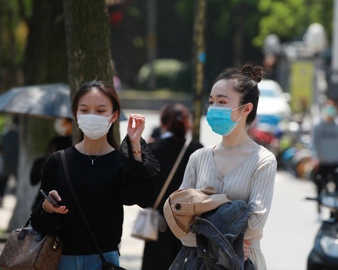 ▲2020年4月25日，人们戴着口罩在南京老门东历史街区参观和游玩。图据ICphoto