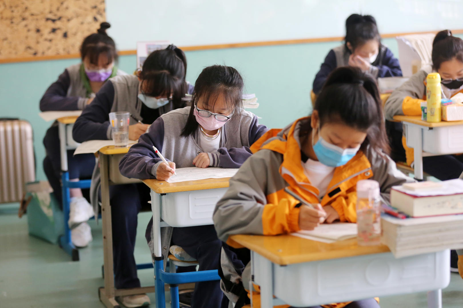 ▲4月15日,青岛,戴着口罩学习的孩子们。图据ICphoto