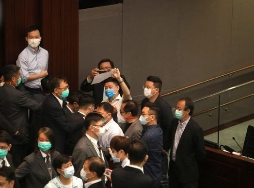 香港立法会爆混战 反对派议员冲击主席台被保安