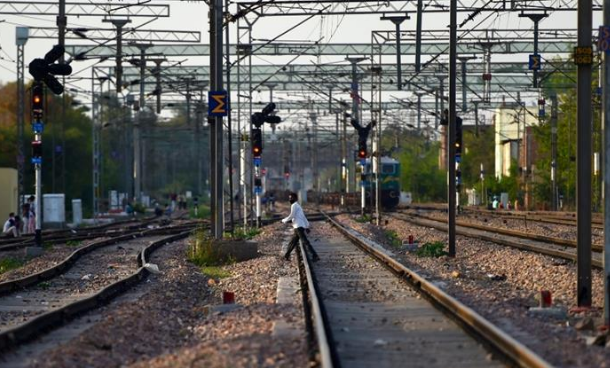 印度封锁期间工人步行回家 15人睡铁轨上被火车