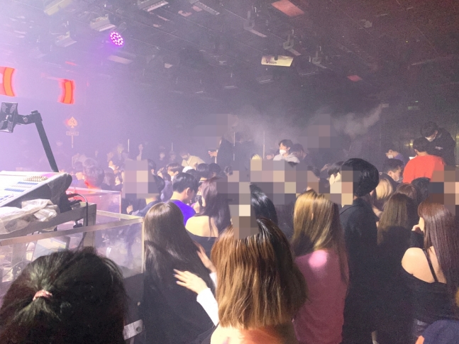 首尔瑞草区一家夜店内，人员爆满。（Money Today网站）
