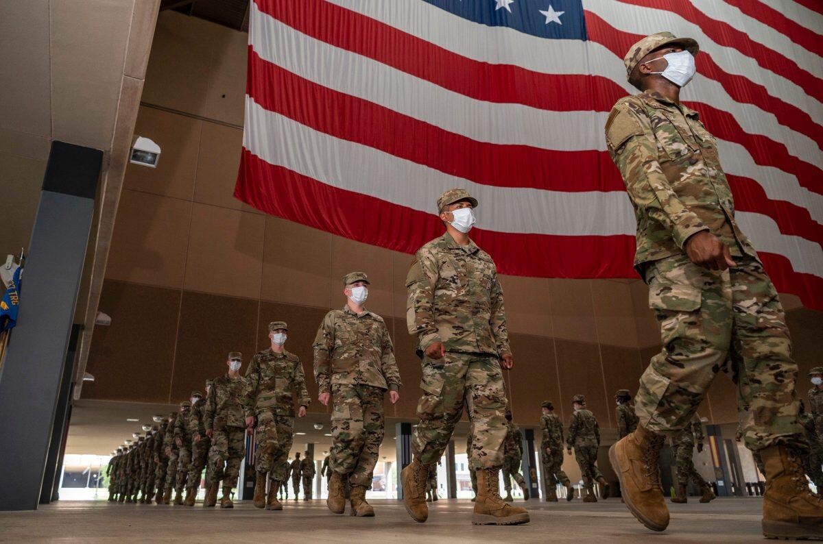 美国入伍新兵参加军事训练