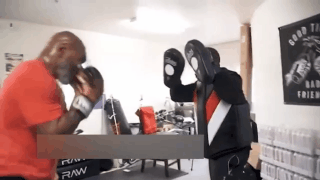 “拳王”泰森防疫居家训练不止 5秒视频引关注