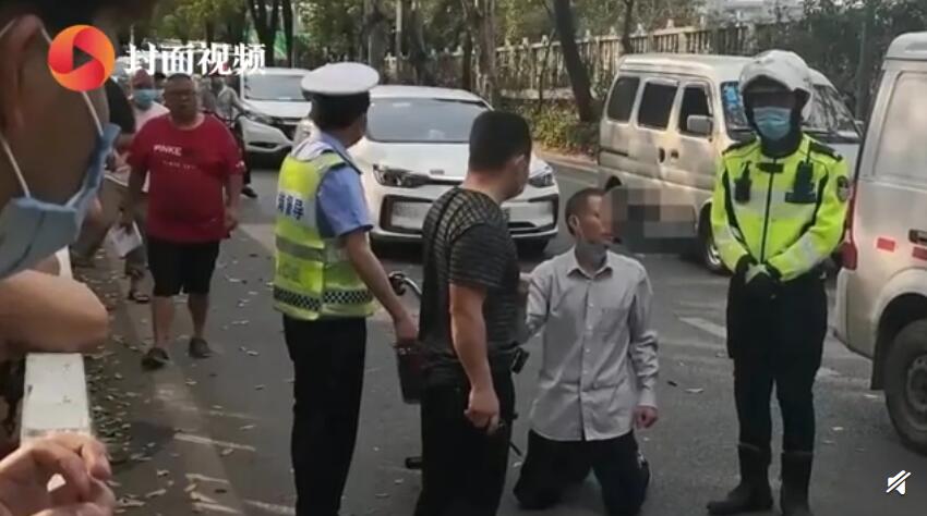 五旬男子骑电动车未带头盔被罚后下跪？警方回应