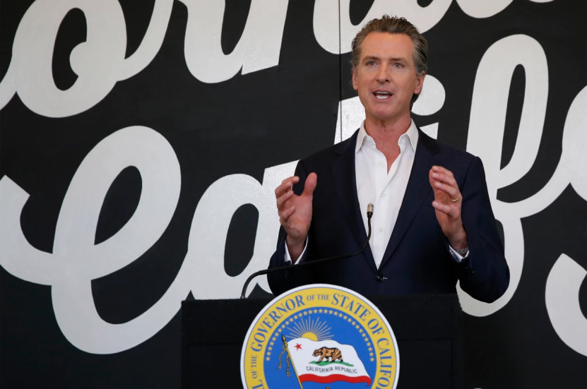 美国加利福尼亚州州长加文·纽瑟姆正在接受采访 （图源：《纽约邮报》）