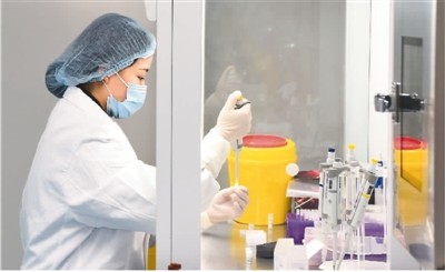 湖北省恩施土家族苗族自治州咸丰县在抓好常态化疫情防控的基础上,分批次对全县所有教师开展核酸检测,确保开学安全。图为四月二十九日,咸丰县疾控中心检验工作人员在试剂准备间配制核酸提取和核酸检测的试剂。李维君摄