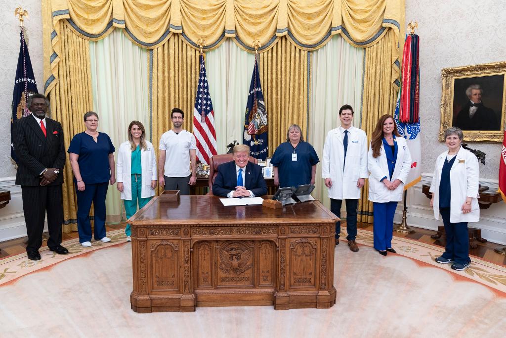 △5月6日，特朗普在白宫与医护人员合影