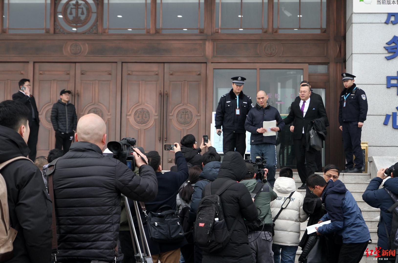 ▲2020年1月13日,张志超走出山东省淄博市中级人民法院,重获自由。张炎良 摄