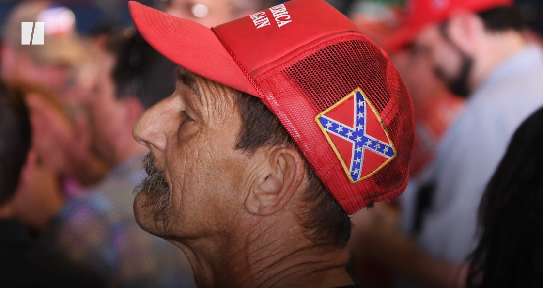 特朗普支持者在MAGA小红帽上绣上了邦联旗 图片来源：《赫芬顿邮报》油管视频截图