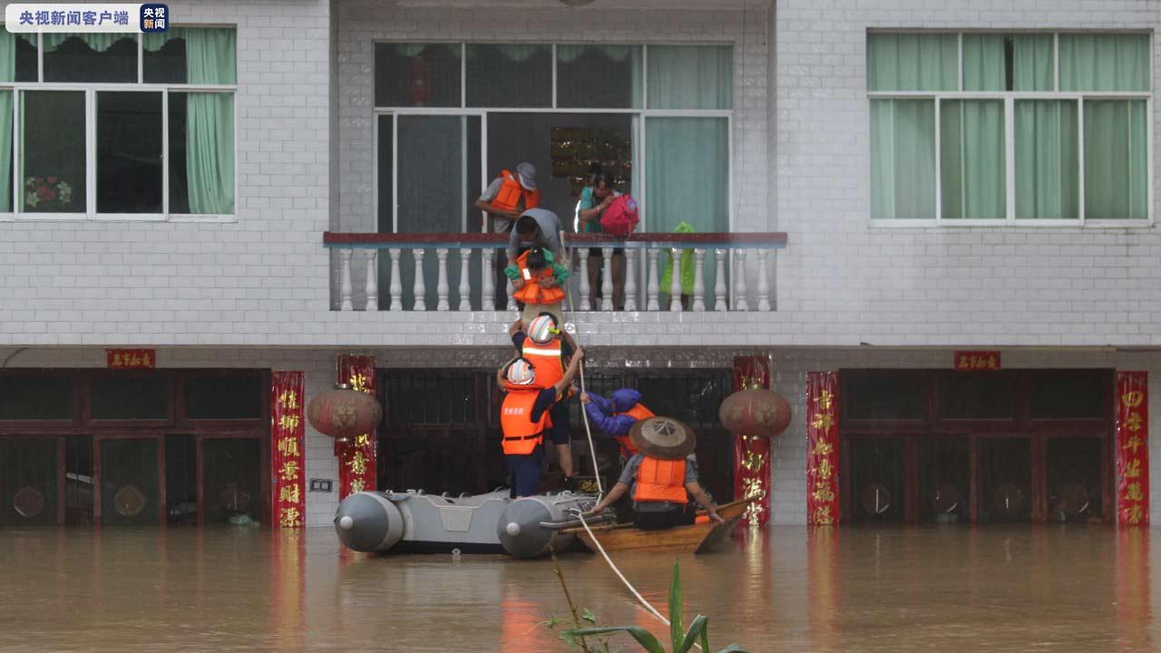 8日下午,黔东南州三穗县六洞河村因强降雨引发山洪,一房屋被淹,有5人被困,其中包含1名老人、3名小孩。消防到达现场后发现,这5人还被困在房屋二楼,情绪十分不稳定。根据现场情况,消防立即组成3人突击组,将安全绳固定在房屋二楼的护栏上作为牵引支点,再利用橡皮艇前往被困地点,分批次进行救援。经过近1小时紧张有序的救援,5名被困群众成功转移至安全区域。