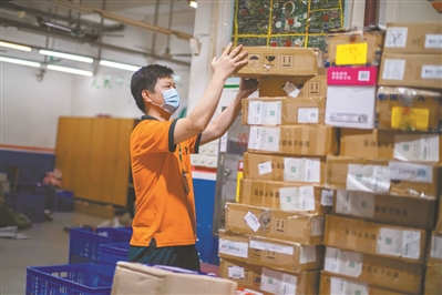 送快递的老总_送快递图片(2)