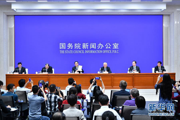 6月7日,国务院新闻办公室在北京宣布《抗击新冠肺炎疫情的中国行动》白皮书,并举行新闻宣布会。新华社记者 李鑫 摄