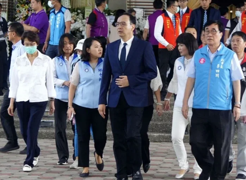 百姓党前主席朱立伦哀悼许崑源(图源:台媒)