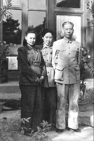 ·刘爱琴(左)、王光美(中)和刘少奇在一路。
