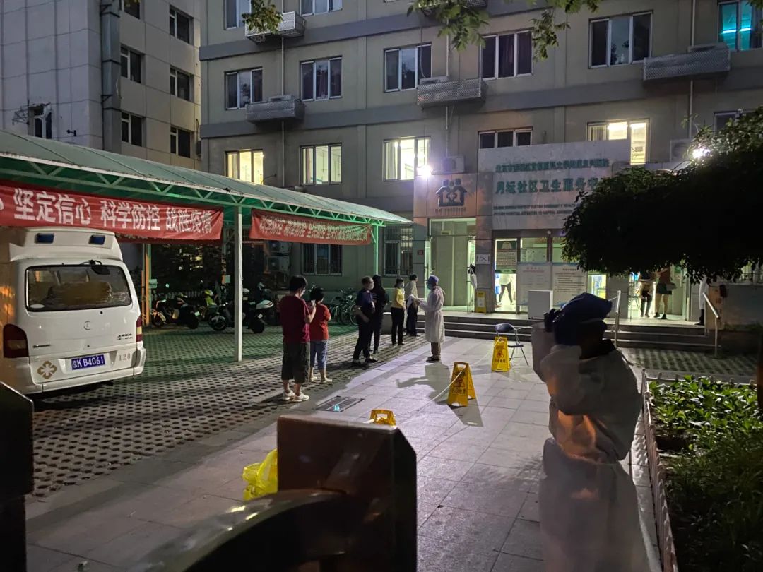 6月11日晚,唐某某地点小区住民步行去社区医院做核酸检测。(拍摄/本刊记者 李明子)