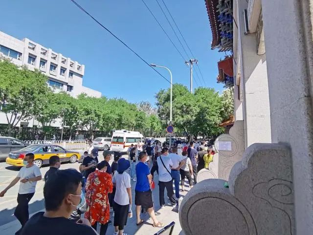 受新发地市场疫情影响,间隔新发地批发市场数公里的佑安医院门口,市民列队做核酸检测。