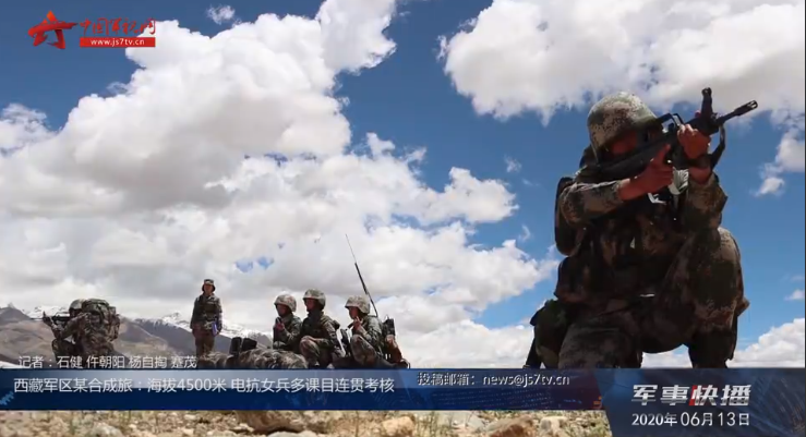电抗女兵还使用多种语言,对敌模拟战场喊话