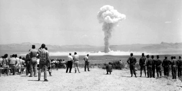 对于初入核门槛的国家,核试验是绕不过去的一道坎。这是1951年1月27日内华达核试验场的第一次核爆,这里离拉斯维加斯只有一小时车程