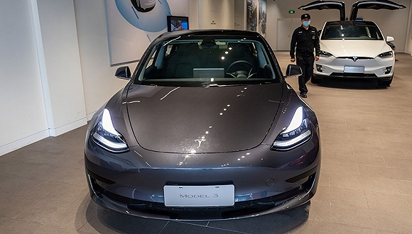 特斯拉股价突破1000美元后开始回落