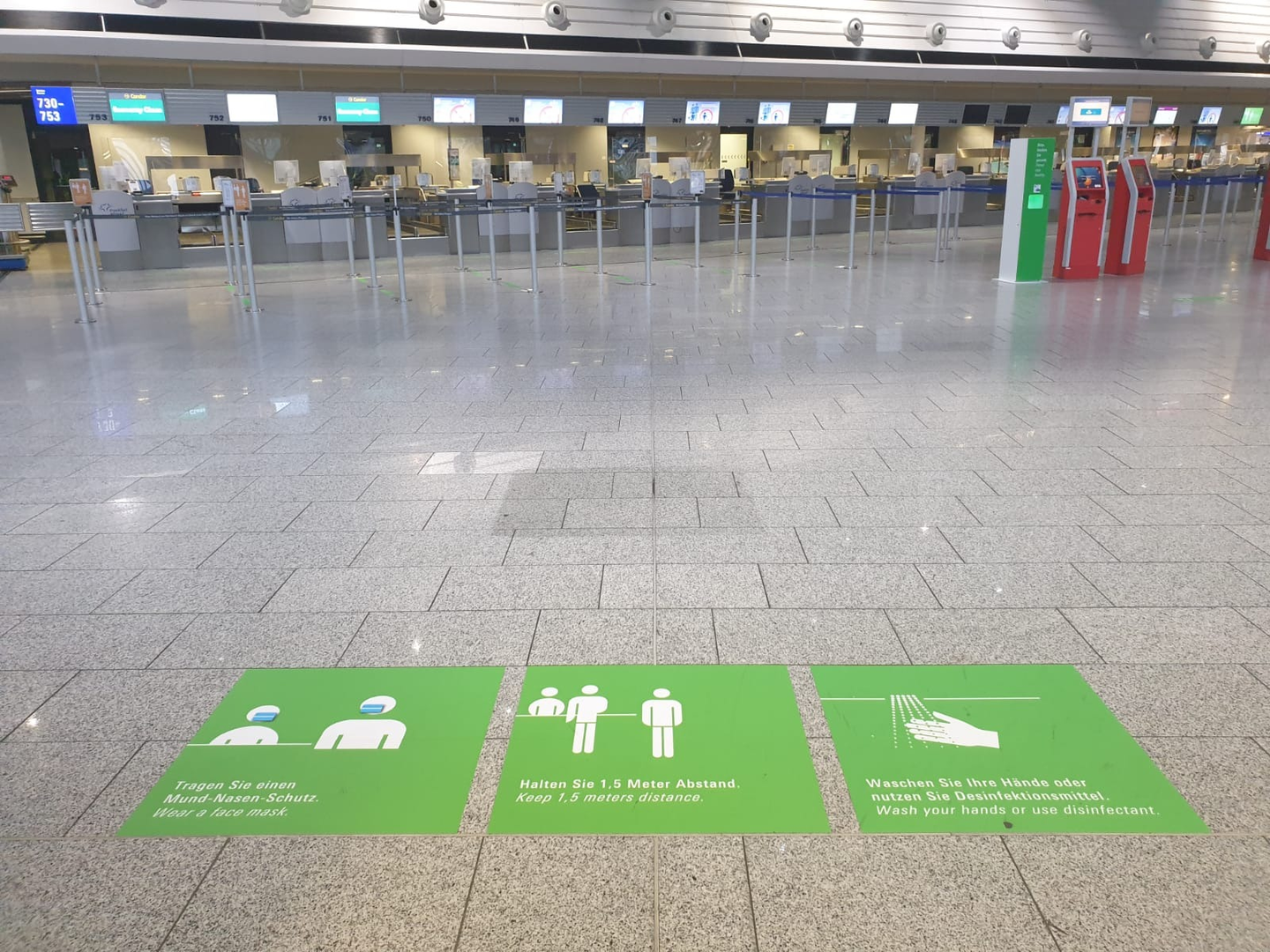 ▲法兰克福机场安检口提醒旅客排队保持距离的标识