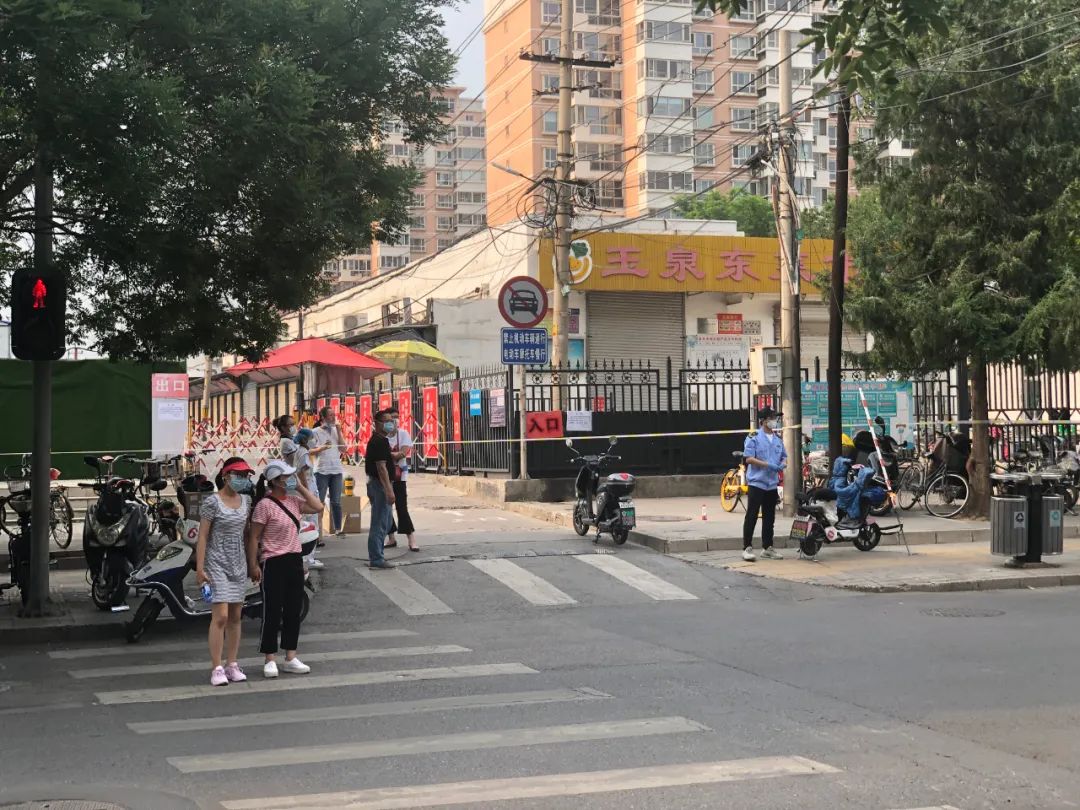 新增病例中有3例来自海淀区玉泉东市场,该市场间隔多所学校均不敷500米。拍照/本刊记者 李想俣