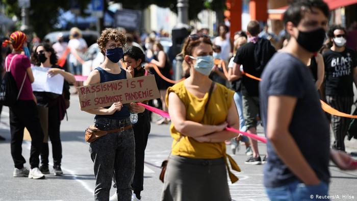 ▲柏林近日取消了新冠病毒相关游行示威的人数限制，但人们仍被要求彼此保持至少1.5米的距离。图据DW