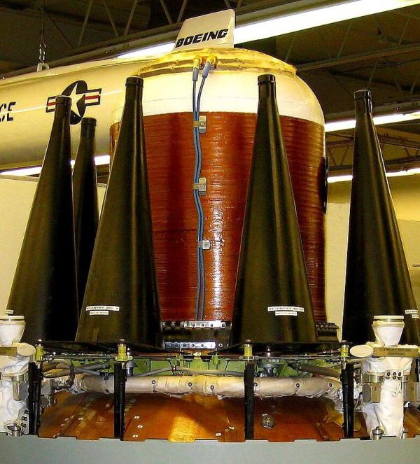 “三叉戟D5”潜射洲际导弹可搭载8枚较大的W88(45.5万吨当量)或者14枚较小的W76(9-10玩吨当量)核弹头
