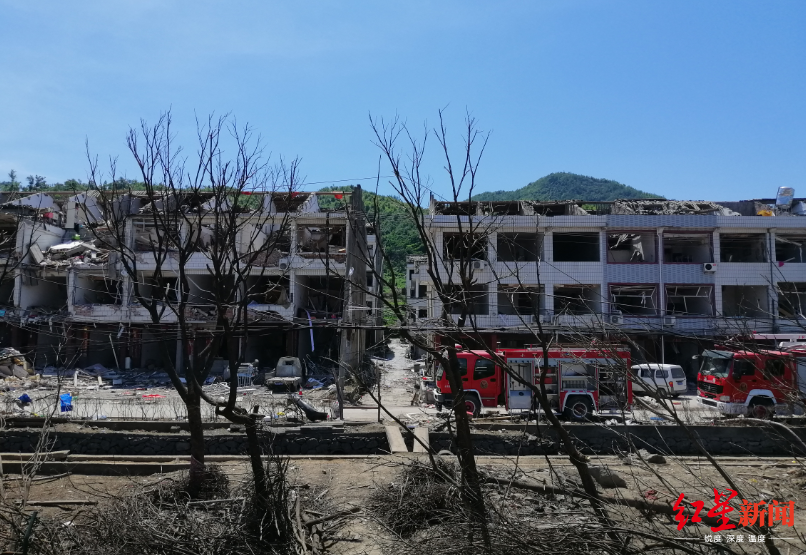  事发现场面向高速公路的房屋被炸毁严重图据红星新闻