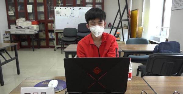 年轻选手在比赛中。