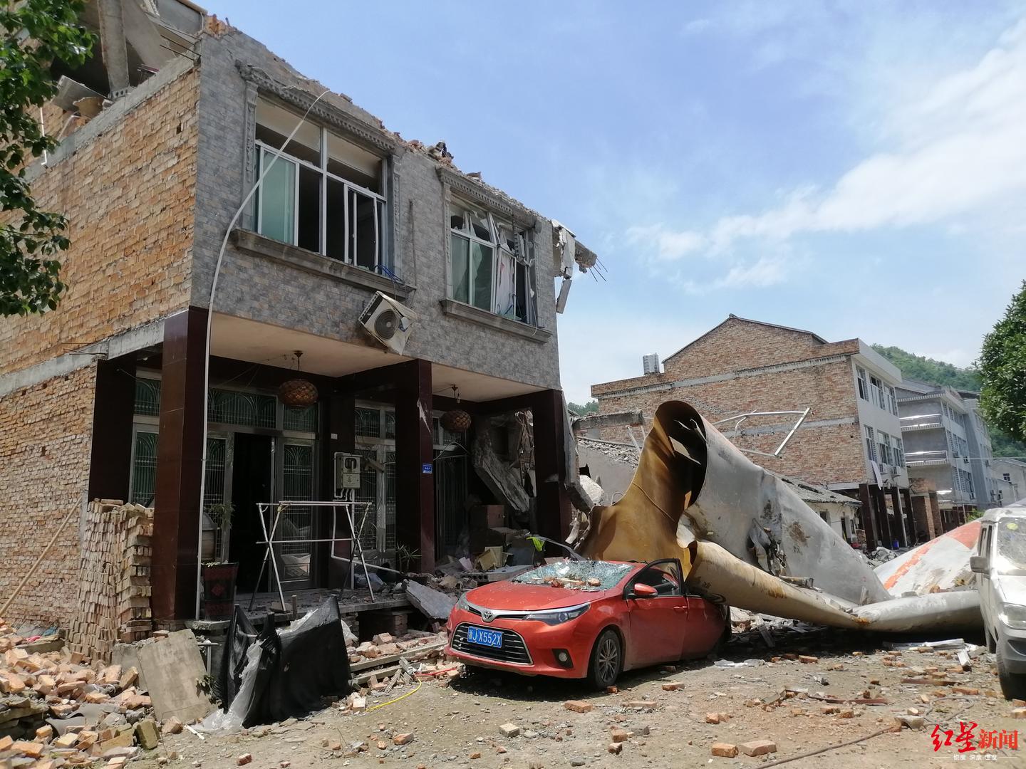  爆炸后飞出的罐体 图据红星新闻