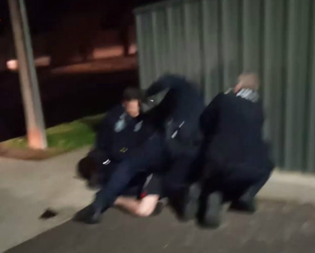 澳大利亚警方对土著男子施暴。(视频截图)