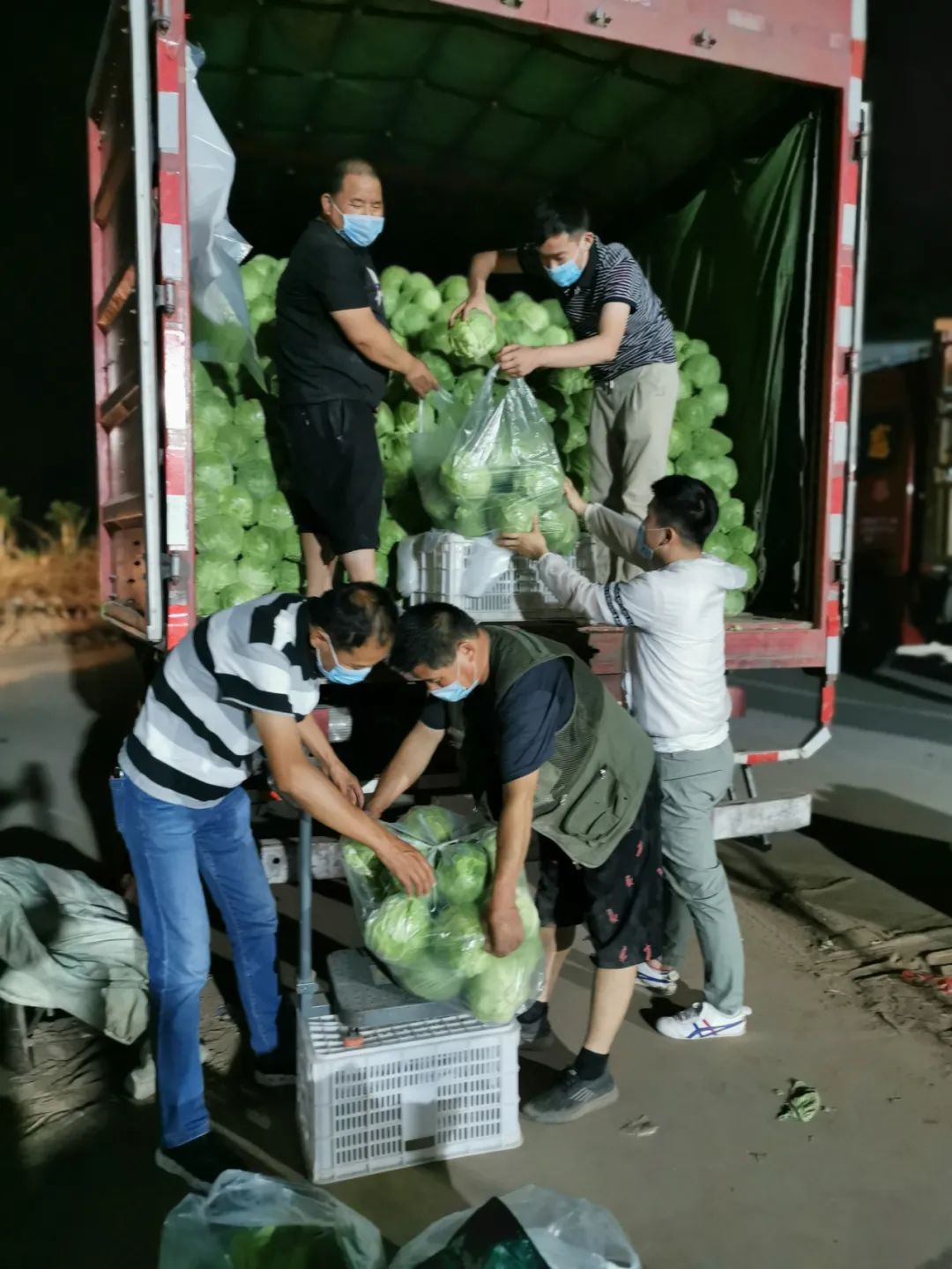 家乐福工作人员正在抓紧搬运蔬菜。图/受访者提供