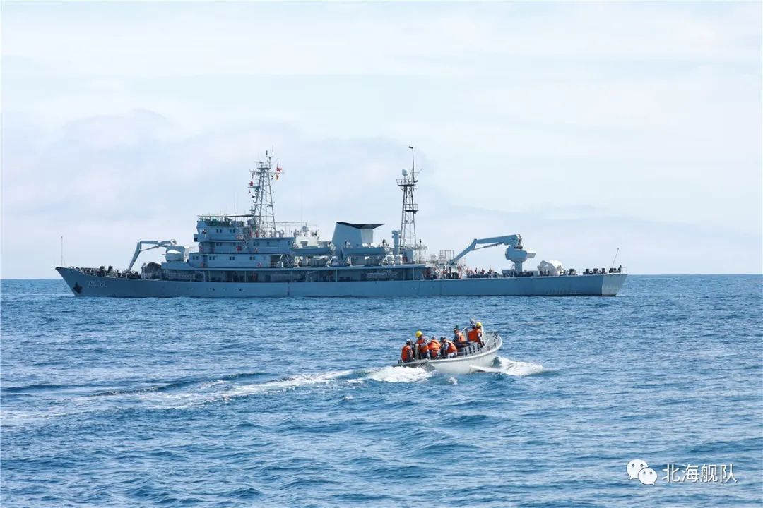 该支队海洋岛船在抵达目标海域后,利用侧扫声呐在水下撒开一张细密的"