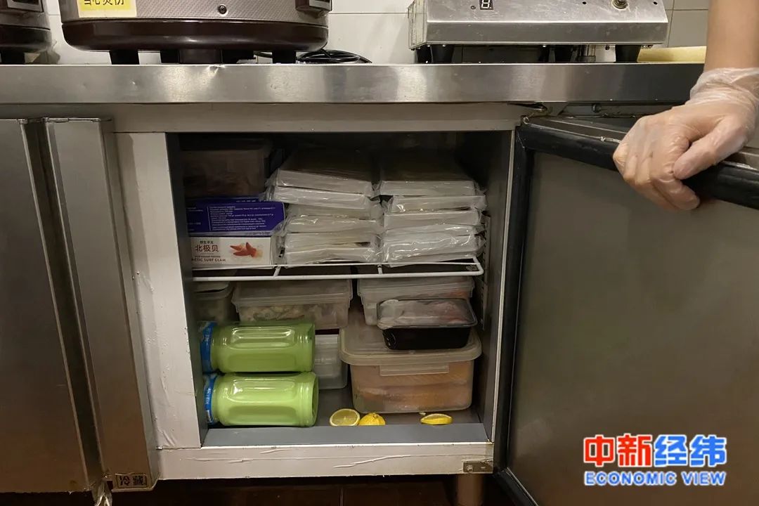 ▲后厨的冰柜里都是刚下架的生鲜