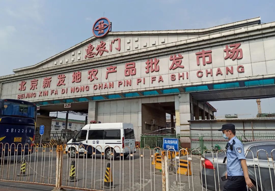 6月13日,北京新发地批发市场暂时休市,警方对周边进行交通管控。图/中新社记者 张宇 摄