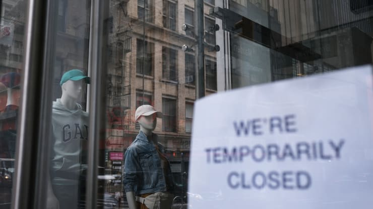 △美国一家商店在橱窗前张贴声明:我们暂时关闭。(图片来源:CNBC)