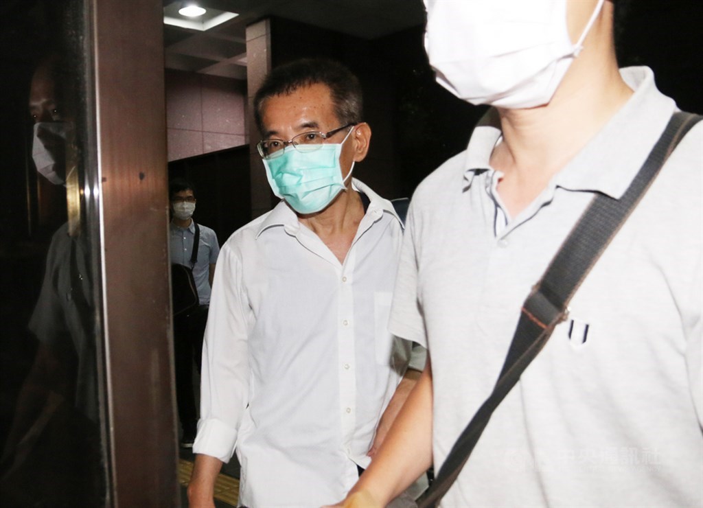 台“立法院”前助理李易諴(中)因涉及此次“共谍案”被调查单位约谈 图自台湾“中央社”