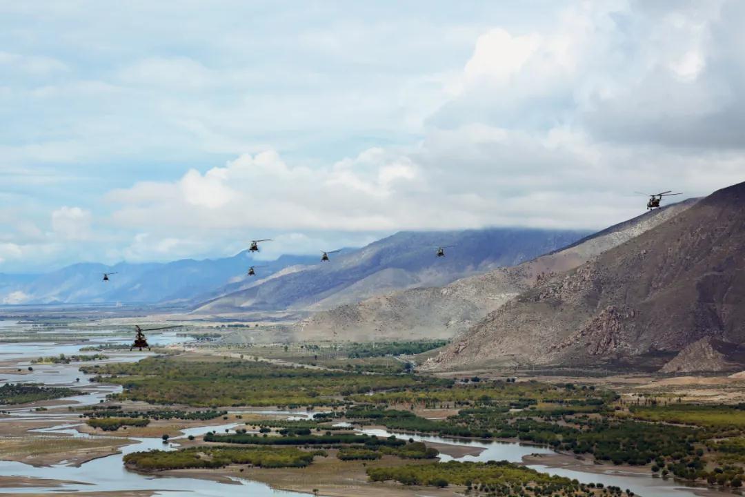 77集团军在高原腹地考核 武直对目标实施模拟攻