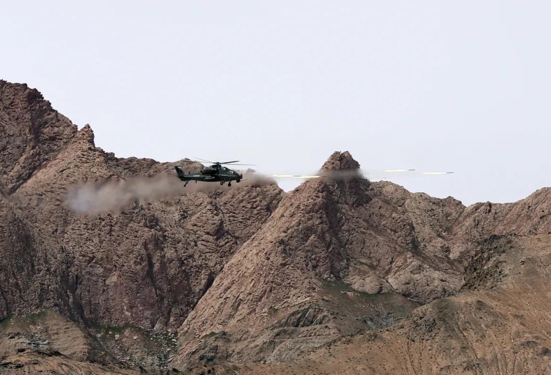 77集团军在高原腹地考核 武直对目标实施模拟攻