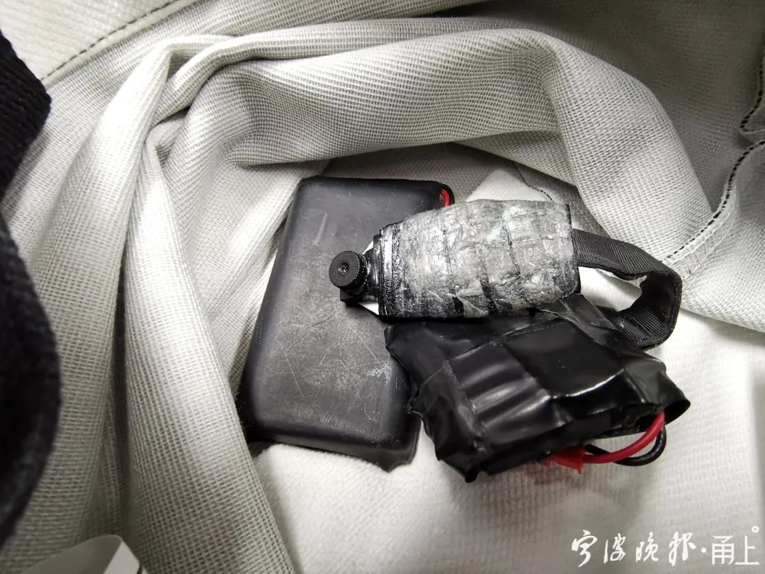  手提袋里搜出的偷拍器