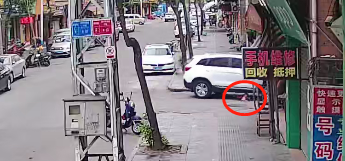 外公开车撞倒四岁外孙 孩子不幸身亡