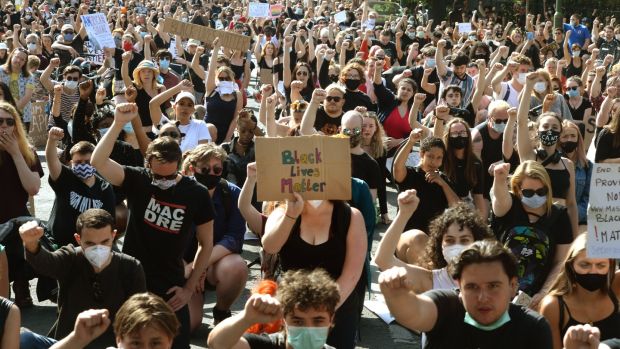 爱尔兰民众参加抗议活动（图源：爱尔兰时报）